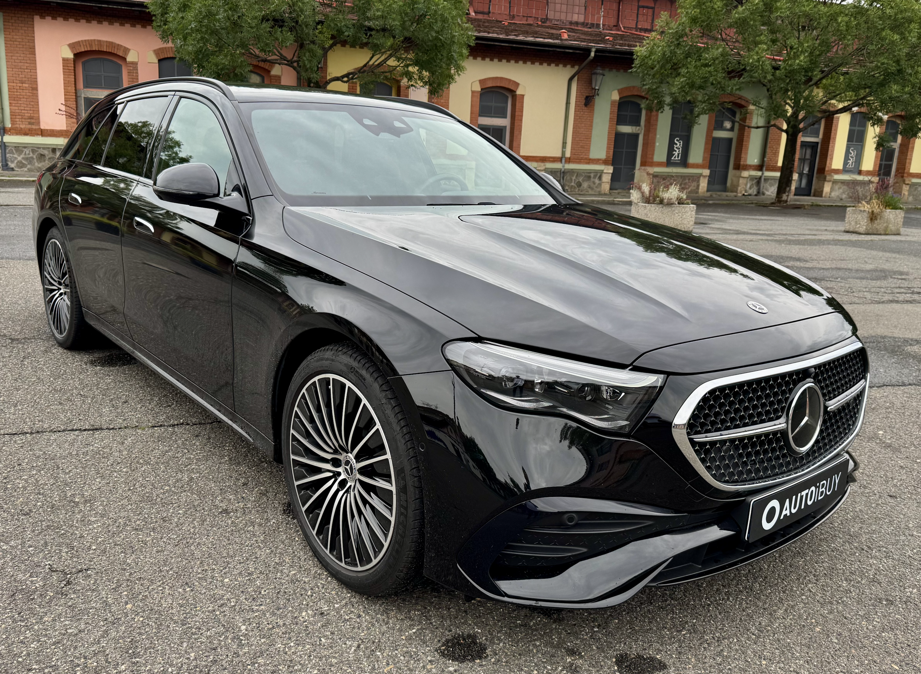 Mercedes E kombi 300 de hybrid 4matic AMG | luxusní hybridní kombík | české předváděcí auto | skladem | nafta + elektro 313 koní | černá obsidian, sportovní paket AMG + černé mikrovlákno | digitální kokpit superscreen | vzduchový podvozek airmatic | super cena | ihned k předání | nákup online AUTOiBUY